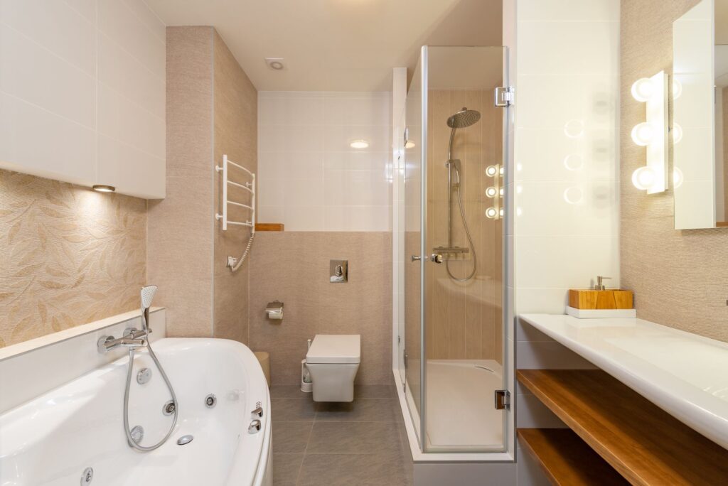 Modernes Badezimmer mit Badewanne und Dusche
