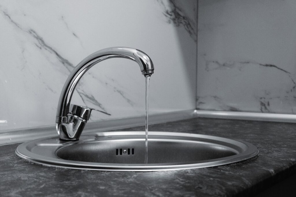 Wasserhahn mit fließendem Wasser in einer modernen Küche