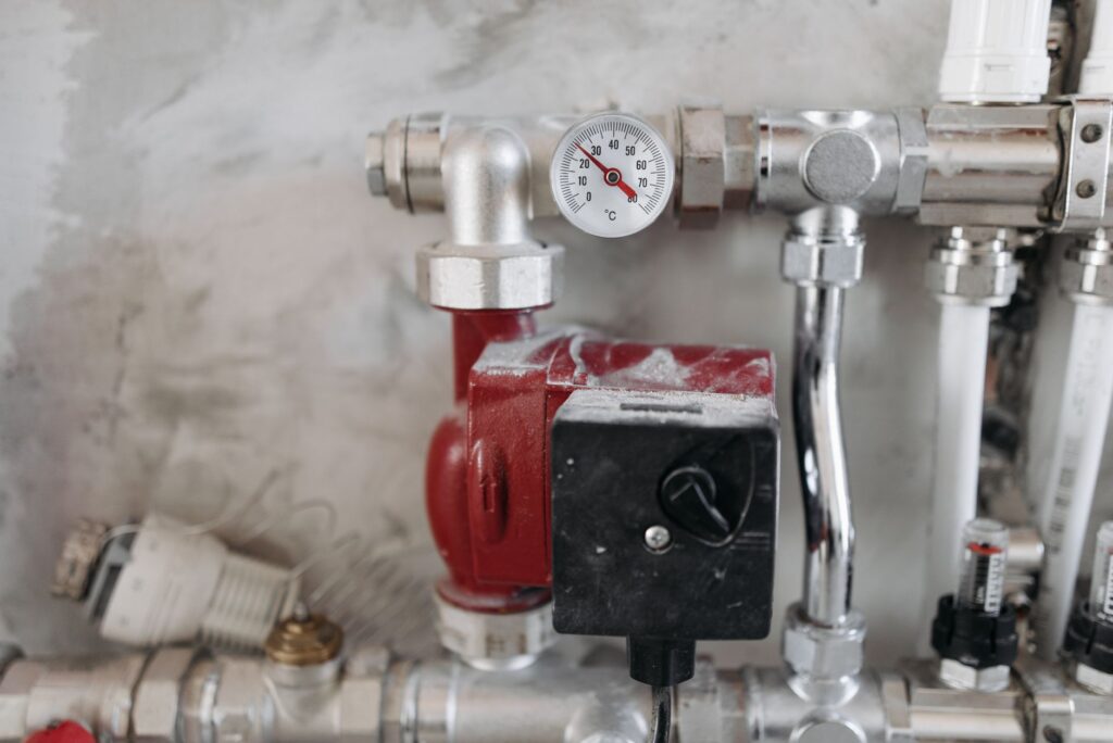 Druckmanometer und Stahlrohre einer Installationsanlage