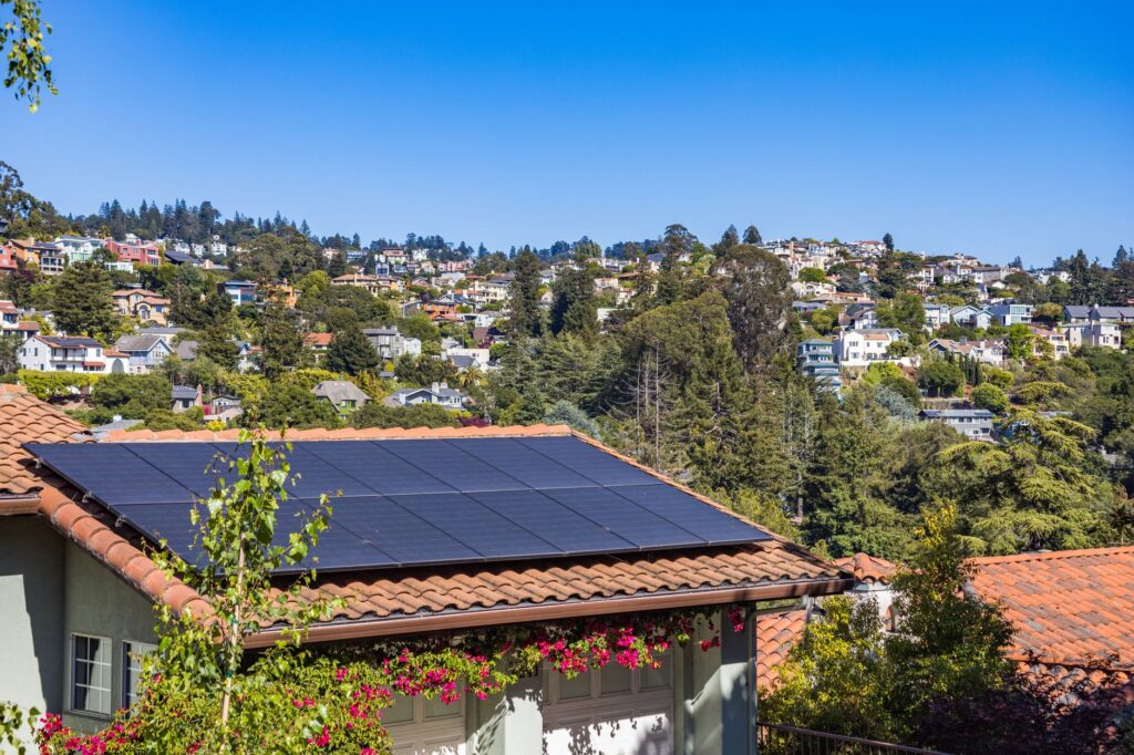 Solarmodule auf dem Dach eines Einfamilienhauses
